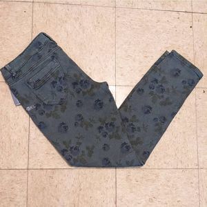 Size 13, 35" Hot Kiss Floral Rose Print Grey Skinny Jeans; NWT; Mid-Rise